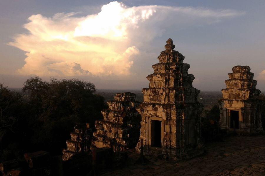Watching sunrise spot at Phnom Bakheng - Cambodia tour packages